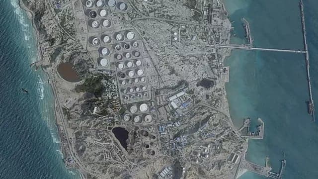 খারগ দ্বীপে শক্তিশালী বোমা হামলা চালিয়েছে যুক্তরাষ্ট্র