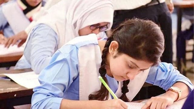 বগুড়ায় ভুল প্রশ্নপত্রে এইচএসসি পরীক্ষা দিল ৪২ শিক্ষার্থী