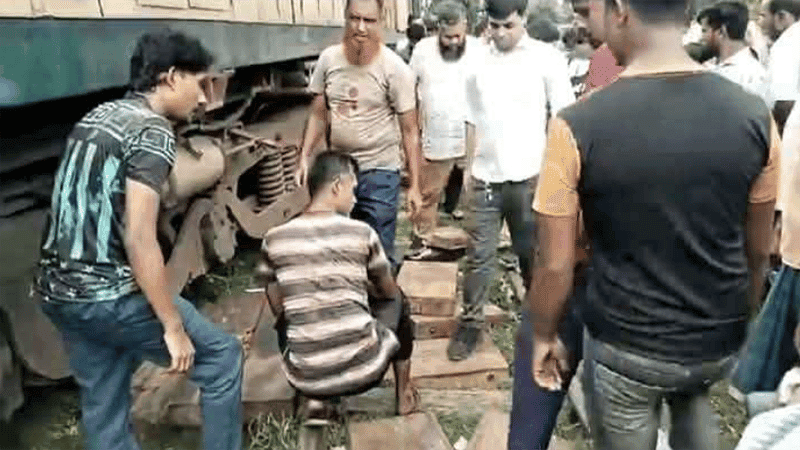 বগি লাইনচ্যুত: রংপুর-লালমনিরহাট রুটে ট্রেন চলাচল বন্ধ