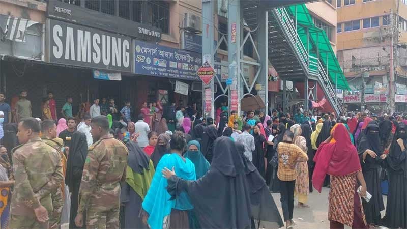 বকেয়া বেতনের দাবিতে মিরপুরে সড়ক অবরোধ পোশাক শ্রমিকদের