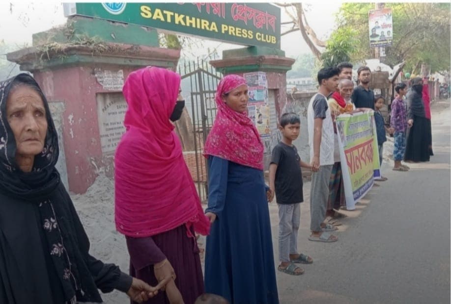 সাতক্ষীরায় চাঁদার টাকা দিতে না পারায় ৪ পরিবারকে বাড়িছাড়া