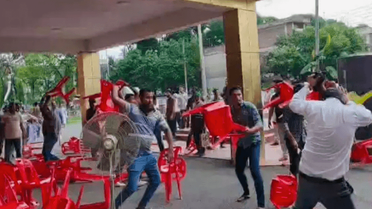 পবিপ্রবিতে উপাচার্য অপসারণ দাবির কর্মসূচিতে সংঘর্ষ, আহত ১০