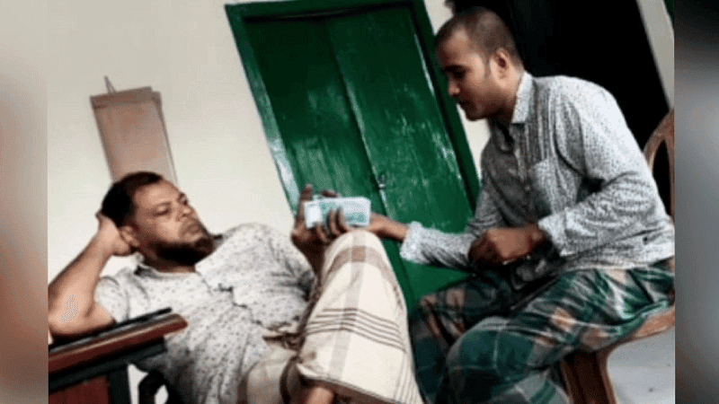 জেলেদের কাছ থেকে মাসোহারা আদায়ের দৃশ্য ধরা পড়ল গোপন ক্যামেরায়