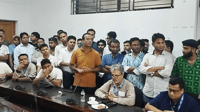 সিনেট ভবনে ঢুকে হট্টগোল: ভিসিকে ‘জামায়াতি প্রশাসন’ বলল ছাত্রদল