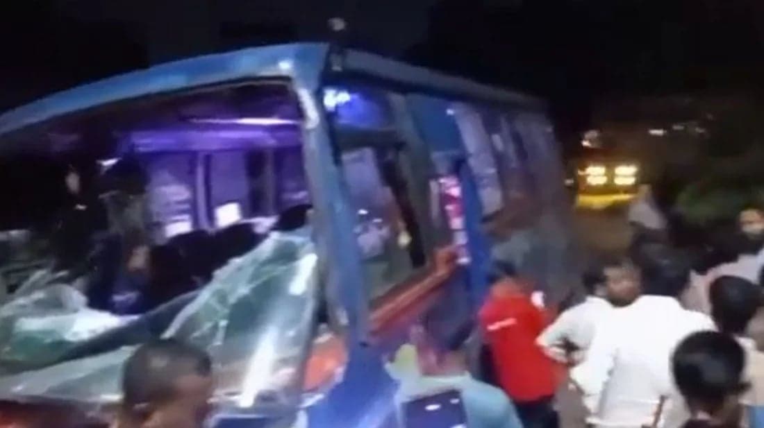ব্রেক ফেল করে কুর্মিটোলা হাসপাতালে ঢুকে পড়ল বাস, নিহত ১
