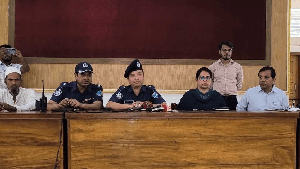 ‘শিরক’ আখ্যায় বটগাছ কর্তন: বাড়ি নির্মাণের জন্য বিক্রির দাবি মালিকের