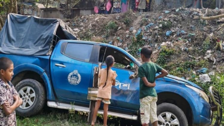প্রতিমন্ত্রী জোনায়েদ সাকিকে নিরাপত্তা দিতে গিয়ে গাড়ি উল্টে আহত ৮ পুলিশ