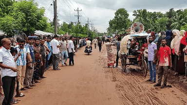 এমপি গাজী নজরুলের পদত্যাগের দাবিতে শ্যামনগরে অবস্থান কর্মসূচি
