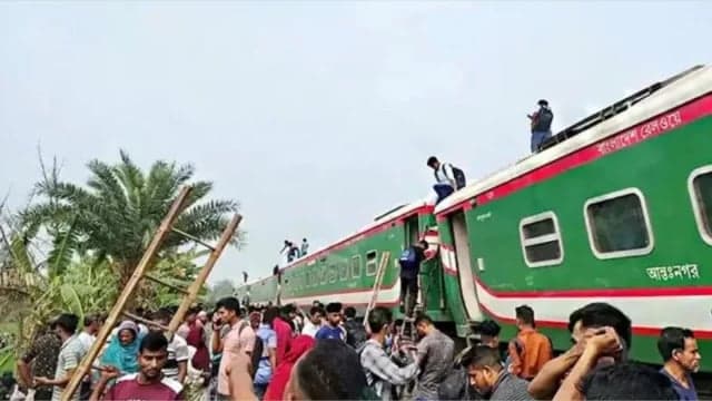 বগুড়ায় নীলসাগর এক্সপ্রেসের বগি উদ্ধার, ট্রেন সচল হতে লাগবে আরও ৫ ঘণ্টা