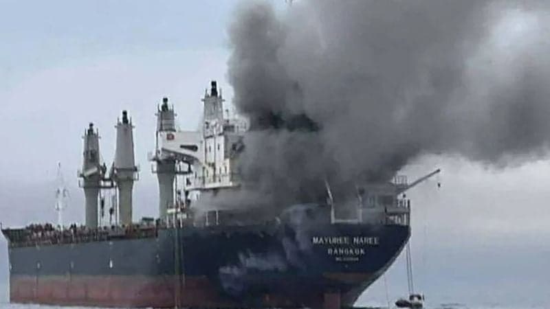 দুবাই বন্দরে তেলবাহী ট্যাংকারে ক্ষেপণাস্ত্র হামলা, তেলবাহী জাহাজে আগুন