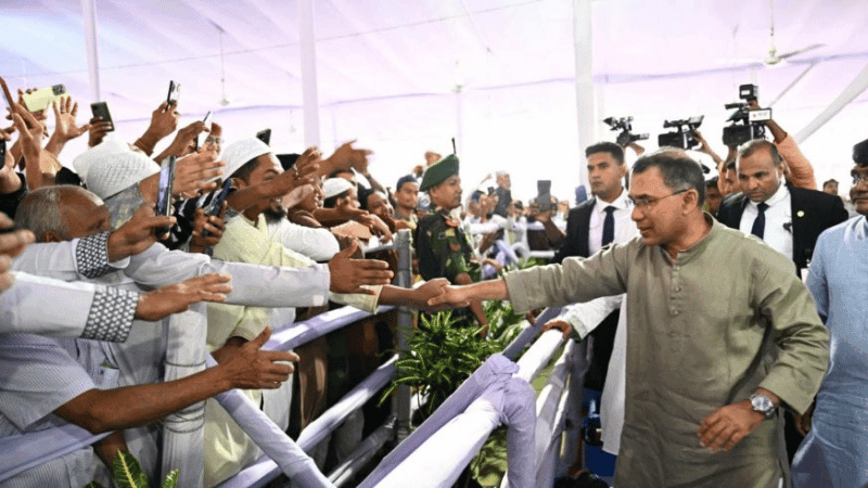 জাতীয় ঈদগাহে মুসল্লিদের সঙ্গে প্রধানমন্ত্রীর শুভেচ্ছা বিনিময়