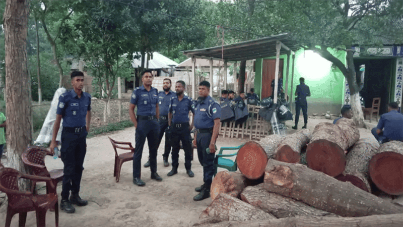 কুষ্টিয়ায় পীর হত্যার পর বাউল শিল্পী শফি মণ্ডলের বাড়িতে পুলিশ মোতায়েন