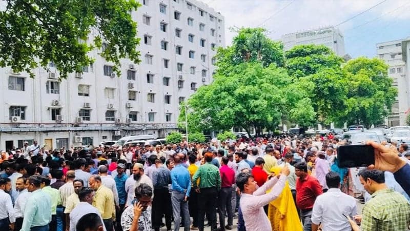 সচিবালয়ে চতুর্থ দিনের মতো কর্মচারীদের বিক্ষোভ, প্রশাসনিক কার্যক্রম বন্ধ