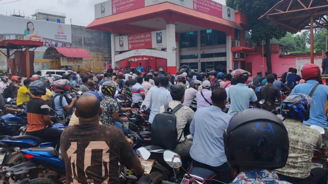 গুজবে তেলের পাম্পে উপচে পড়া ভিড়, আতঙ্কিত না হতে প্রশাসনের মাইকিং