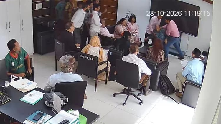 অফিসকক্ষে মারধরের শিকার আইইডিসিআরের পরিচালক