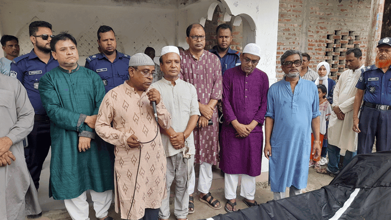 প্যারোলে মুক্তি, হাতকড়া পরে মায়ের জানাজায় যুবলীগ নেতা