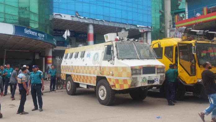 ডেইলি স্টার ও  প্রথম আলোর কার্যালয়ের সামনে নিরাপত্তা জোরদার