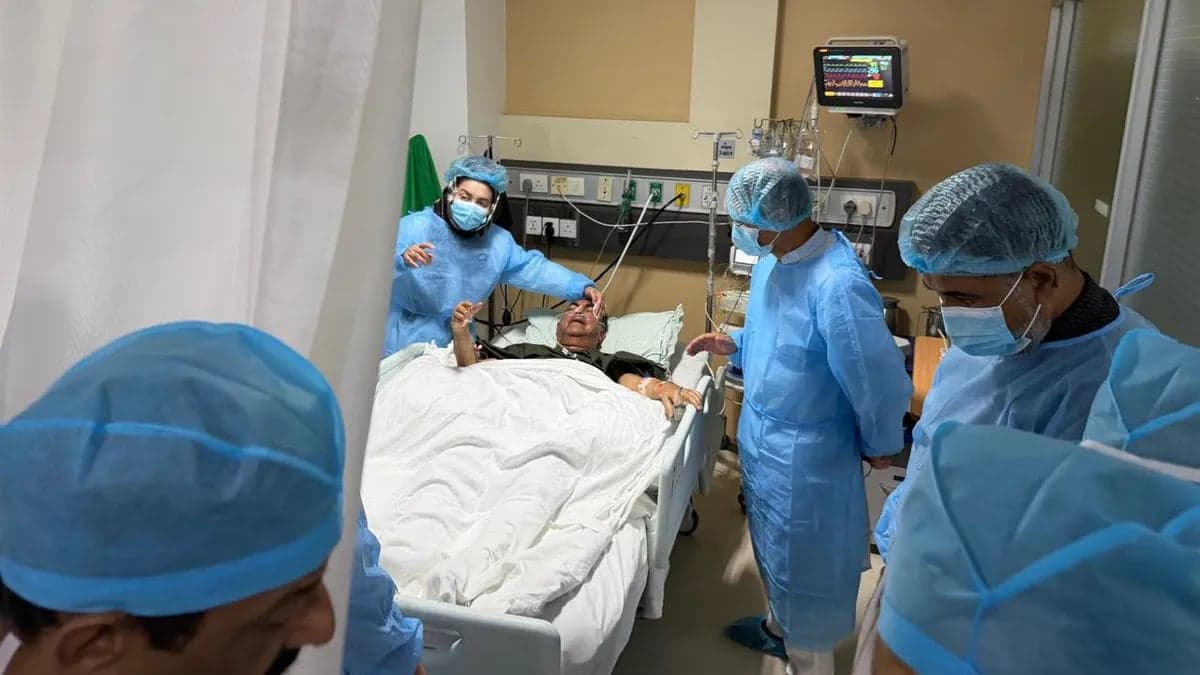 এভারকেয়ারে মির্জা আব্বাসের শয্যাপাশে প্রধানমন্ত্রী তারেক রহমান