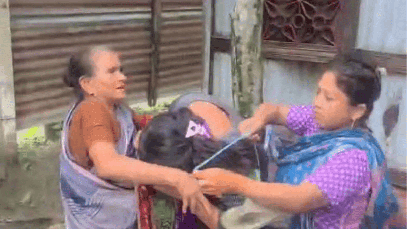 চুরির অপবাদে তরুণীকে গাছে বেঁধে নির্যাতন, চুল কেটে পরানো হলো জুতার মালা