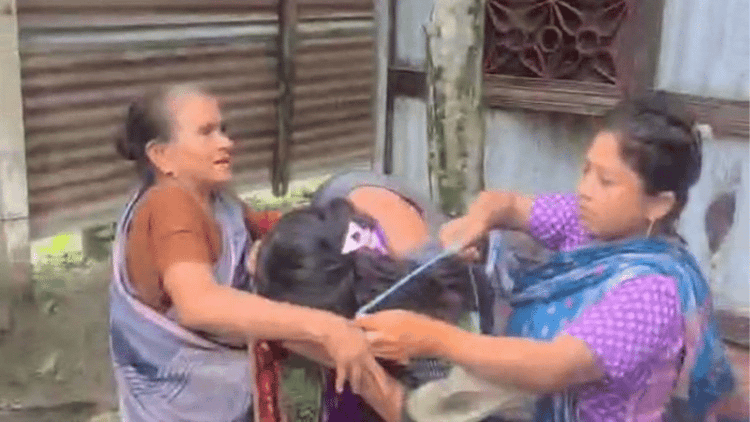 চুরির অপবাদে তরুণীকে গাছে বেঁধে নির্যাতন, চুল কেটে পরানো হলো জুতার মালা