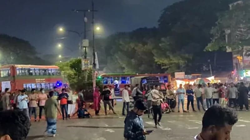 শাহবাগে চাকরি প্রত্যাশীদের অবরোধে, যান চলাচল বন্ধ