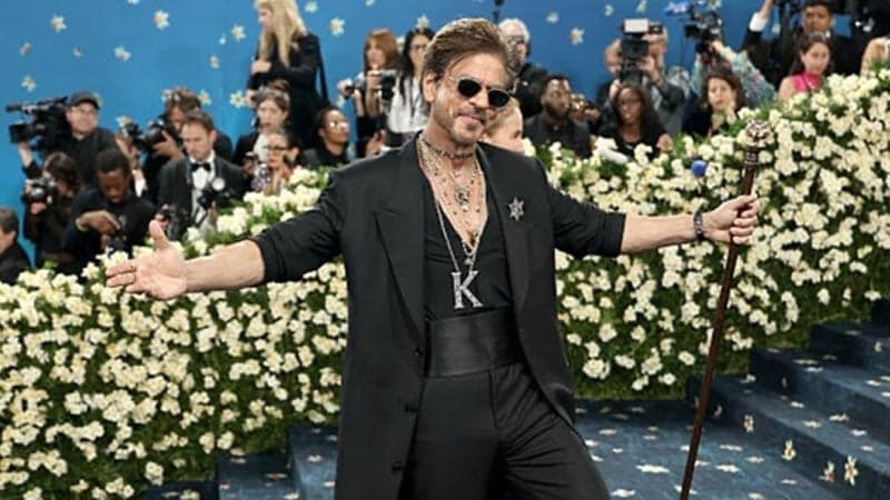 আইকনিক পোজে মেট গালায় শাহরুখের অভিষেক