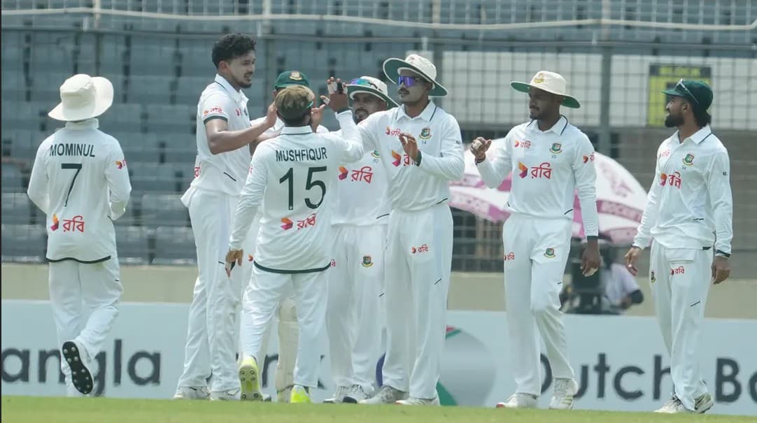 মিরাজ–তাসকিনের বোলিং তাণ্ডবে তৃতীয় দিনের প্রথম সেশনে  চাপে পাকিস্তান