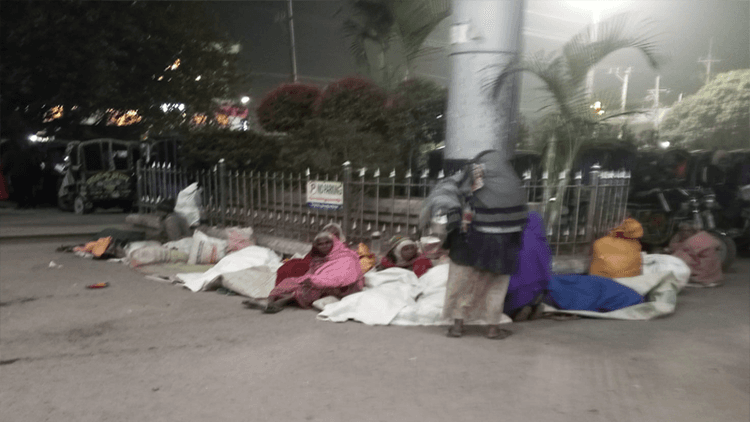 শীতে কাবু রাজশাহীর জনজীবন, শীতবস্ত্রের অভাবে বিপাকে দুস্থরা