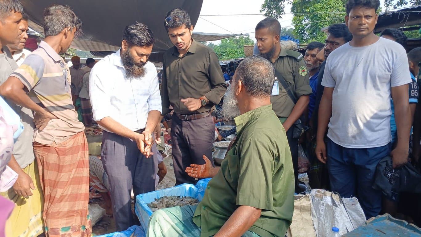 রাজশাহীতে চিংড়িতে জেলি মিশিয়ে বিক্রি, ব্যবসায়ীকে জরিমানা