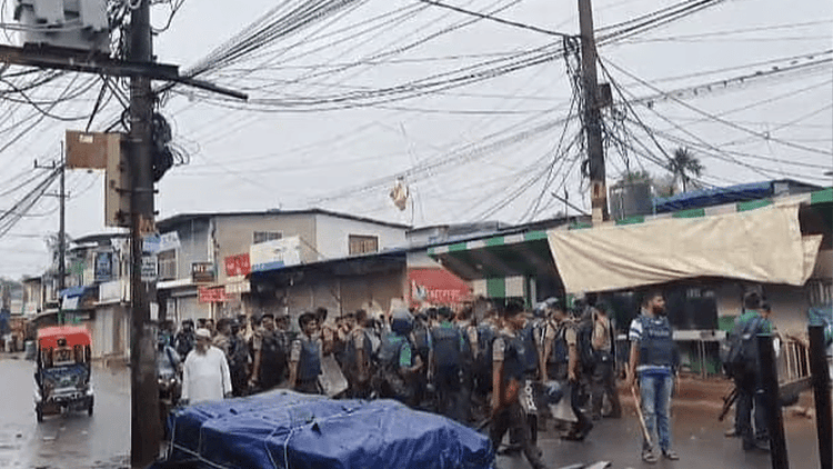 ওসিকে হুমকির পর পুলিশের ওপর হামলা, গাড়ি ভাঙচুর