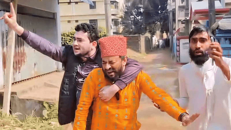 আওয়ামীপন্থি শিক্ষককে টেনেহিঁচড়ে প্রক্টর অফিসে নিলেন চাকসু নেতারা