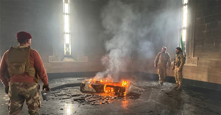 বাশার আল-আসাদের বাবার সমাধিতে আগুন