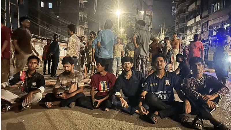 জগন্নাথ বিশ্ববিদ্যালয়ের শিক্ষার্থীকে মারধরের জেরে সংঘর্ষ, পুলিশের লাঠিপেটা