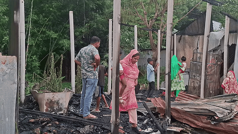 বসতঘরের দরজায় শিকল লাগিয়ে আগুন, টিনের বেড়া কেটে বাঁচলেন দম্পতি