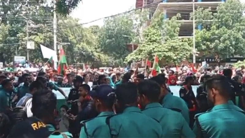 খালেদা জিয়ার বাসভবনের সামনে নেতাকর্মীদের ঢল