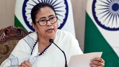 পরাজয়ের পরও পদত্যাগে অনড় মমতা, ‘হাস্যকর’ বলছে বিজেপি