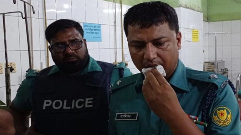 রাজধানীতে পুলিশের ওপর হামলা, দুই ওসিসহ আহত ৩