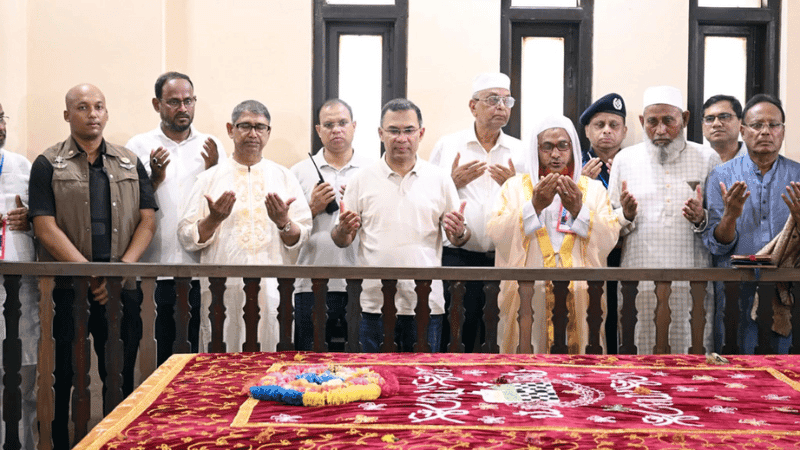 মওলানা ভাসানীর কবর জিয়ারত করলেন প্রধানমন্ত্রী