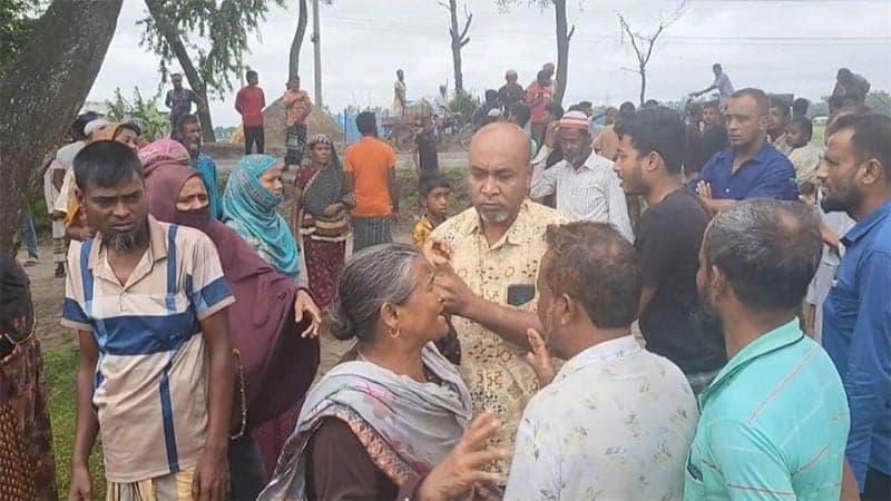উল্লাপাড়ায় সড়ক দুর্ঘটনায় বাবা-ছেলের মৃত্যু