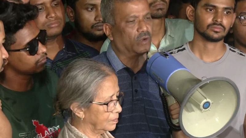 উপদেষ্টাদের আশ্বাসে সড়ক থেকে হাসপাতালে ফিরলেন আহতরা