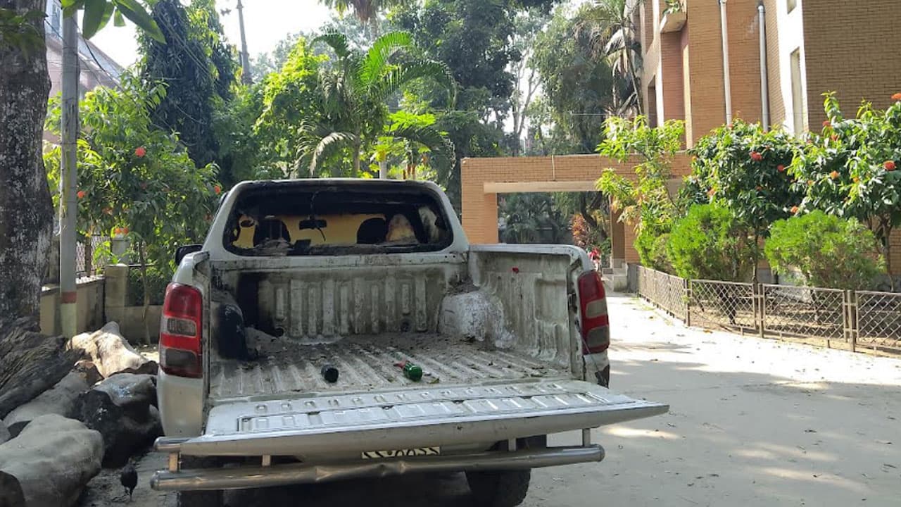 গোপালগঞ্জে গণপূর্ত অফিসে পেট্রোল বোমা নিক্ষেপ, গাড়িতে আগুন