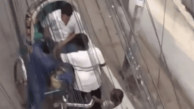 চট্টগ্রামে প্রকাশ্যে ছুরিকাঘাত করে রিকশাযাত্রীর সর্বস্ব লুট, ভিডিও ভাইরাল