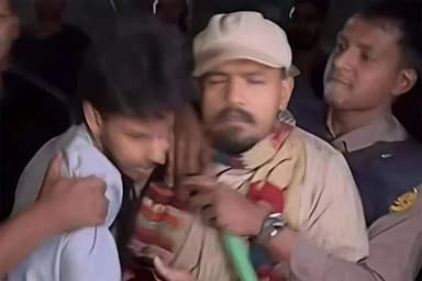 সোহরাওয়ার্দী উদ্যানে শিক্ষার্থীকে মারধরের ঘটনায় ৪ পুলিশ সদস্য ক্লোজড