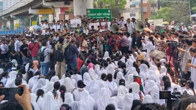 আজ কাফনের কাপড় বেঁধে গণমিছিল করবে পলিটেকনিকের শিক্ষার্থীরা