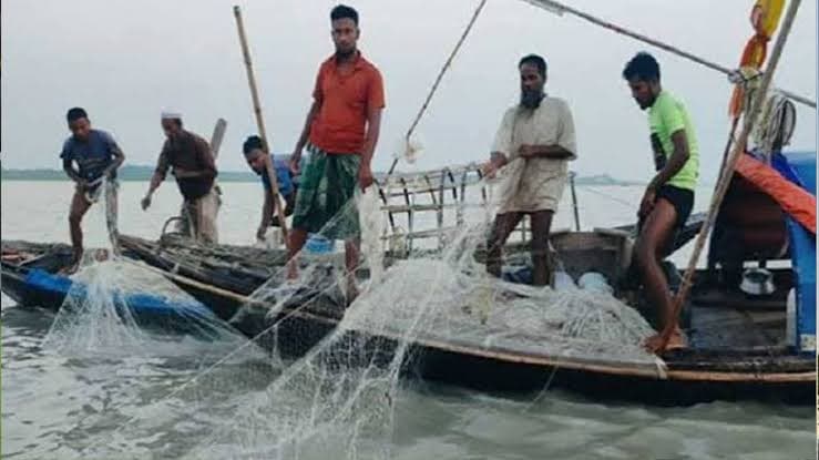 ২২ দিনের নিষেধাজ্ঞা শেষে সাগরে ফিরেছেন জেলেরা, বাড়ছে ইলিশের সরবরাহ