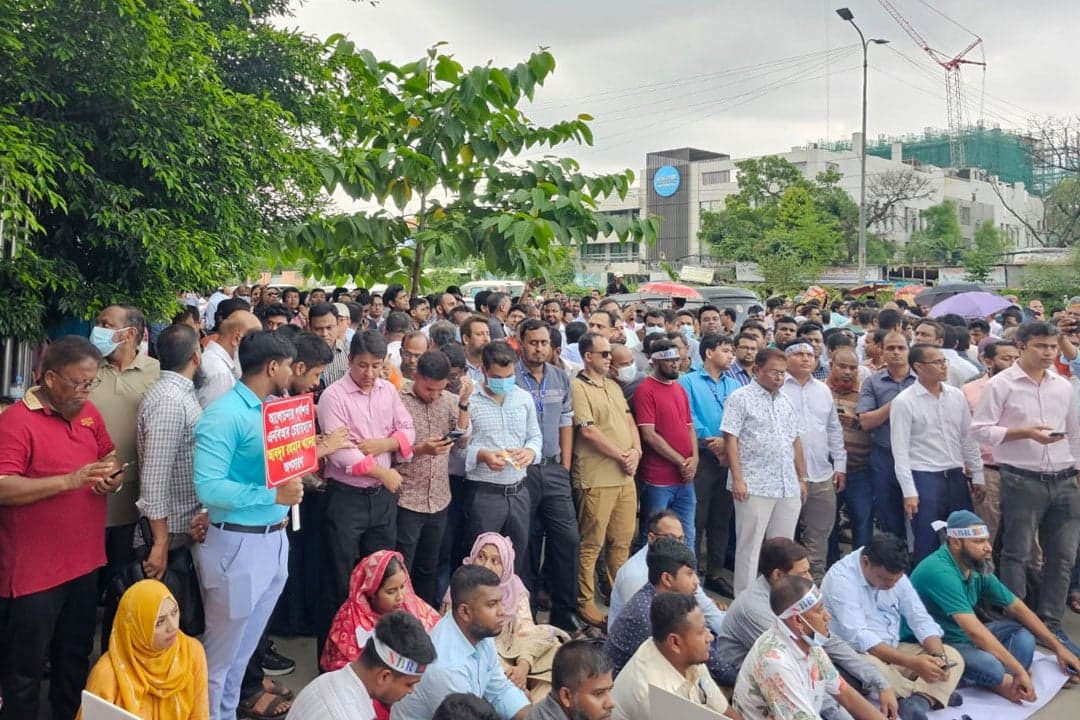 ‘অবরুদ্ধ’ এনবিআরের সামনে কর্মকর্তা-কর্মচারীদের ‘শাটডাউন’