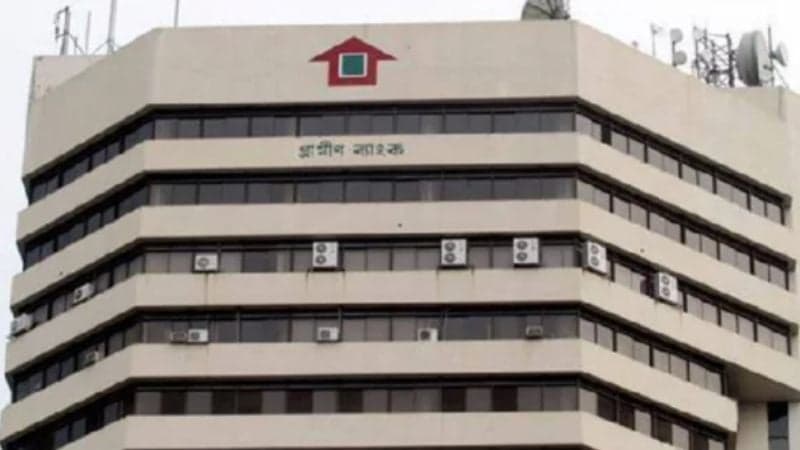 গ্রামীণ ব্যাংকের প্রধান কার্যালয়ের সামনের রাস্তায় ককটেল বিস্ফোরণ