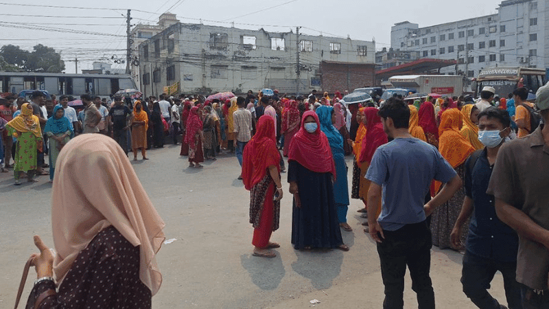 টঙ্গীতে মহাসড়ক অবরোধ করে শ্রমিকদের বিক্ষোভ