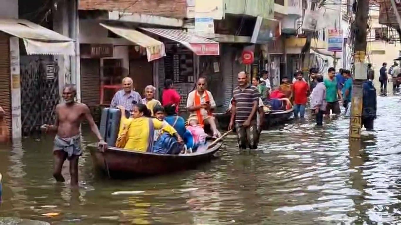 ভারতের উত্তর প্রদেশে টানা বৃষ্টিতে ৬০ ঘণ্টায় ৫৬ জনের মৃত্যু