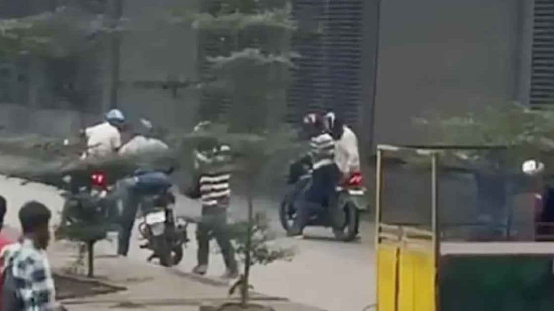 উত্তরা থেকে ১ কোটি ২১ লাখ টাকা ছিনতাই: অস্ত্র-গুলিসহ ডিবির হাতে গ্রেপ্তার ৫